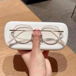 Gọng kính form tròn nhỏ bo góc cạnh chất liệu titanium cao cấp, phù hợp mặt vừa và to mã M66 5