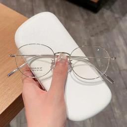 Gọng kính form bầu dục chất liệu titanium cao cấp, phù hợp mặt vừa và to mã M68 2