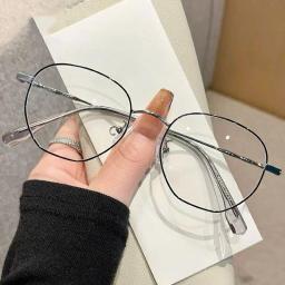 Gọng kính form đa giác nhỏ chất liệu titanium cao cấp, phù hợp mặt vừa và to mã M62 5