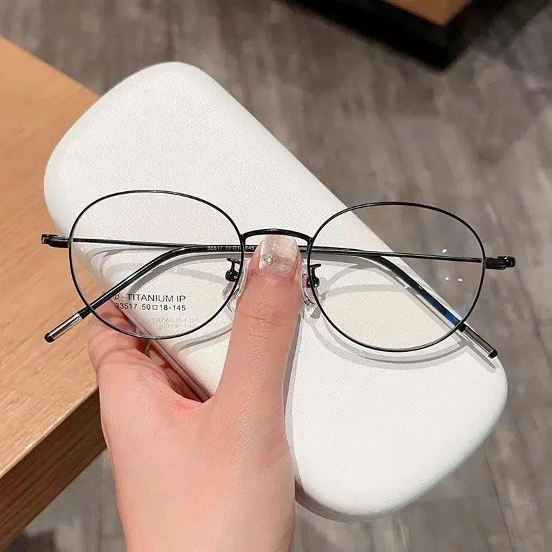 Gọng kính form bầu dục chất liệu titanium cao cấp, phù hợp mặt vừa và to mã M68