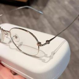 Gọng kính form bầu dục chất liệu titanium cao cấp, phù hợp mặt vừa và to mã M68 4
