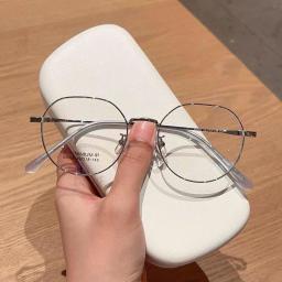 Gọng kính form tròn nhỏ bo góc cạnh chất liệu titanium cao cấp, phù hợp mặt vừa và to mã M66 6