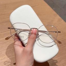 Gọng kính form tròn nhỏ bo góc cạnh chất liệu titanium cao cấp, phù hợp mặt vừa và to mã M66 1