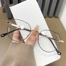 Gọng kính bo tròn góc cạnh chất liệu titan cao cấp, phù hợp mặt vừa và to mã M84 3