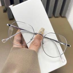 Gọng kính bo tròn góc cạnh chất liệu titan cao cấp, phù hợp mặt vừa và to mã M84 5