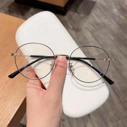 Gọng kính form tròn nhỏ chất liệu titanium cao cấp, phù hợp mặt vừa và to mã M69 4