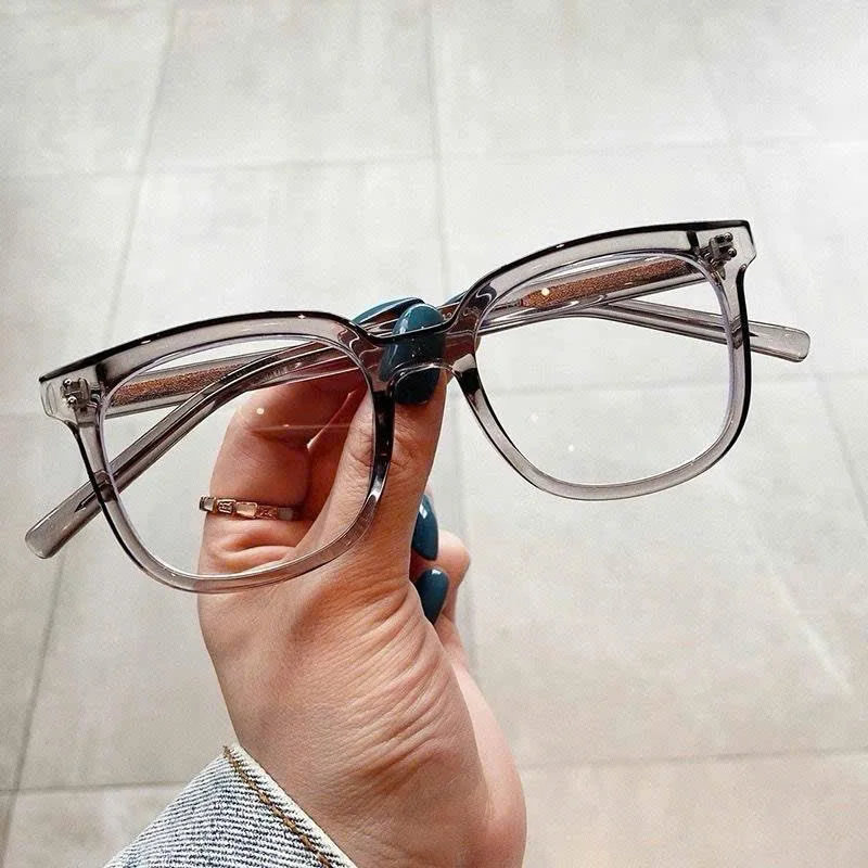 Gọng kính M80 form vuông nhựa TR90 màu xám trong, cầm trên tay